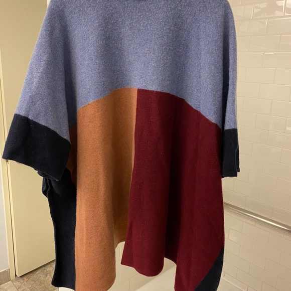 A poncho - Picture 1 of 2